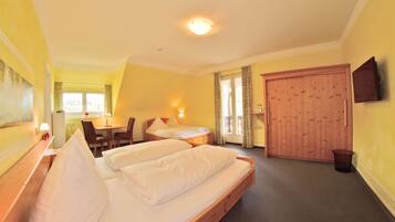 Quadruple Room | Hypo-allergenic bedding, iron/ironing board, travel cot, free WiFi