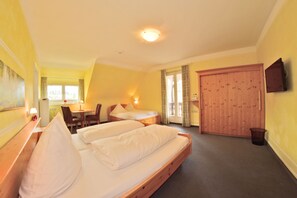 ベーシック 4 人部屋 | 低刺激性寝具、アイロン / アイロン台、WiFi (無料)、ベッドシーツ