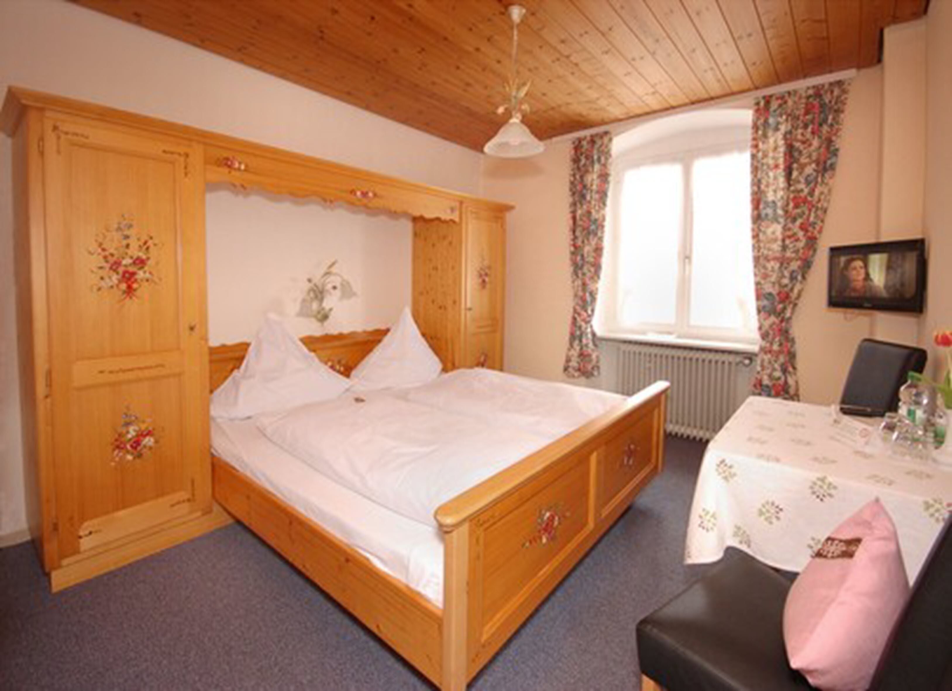 Hypo-allergenic bedding, iron/ironing board, free WiFi, bed sheets