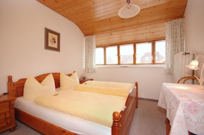 Ropa de cama hipoalergénica y tabla de planchar con plancha 
