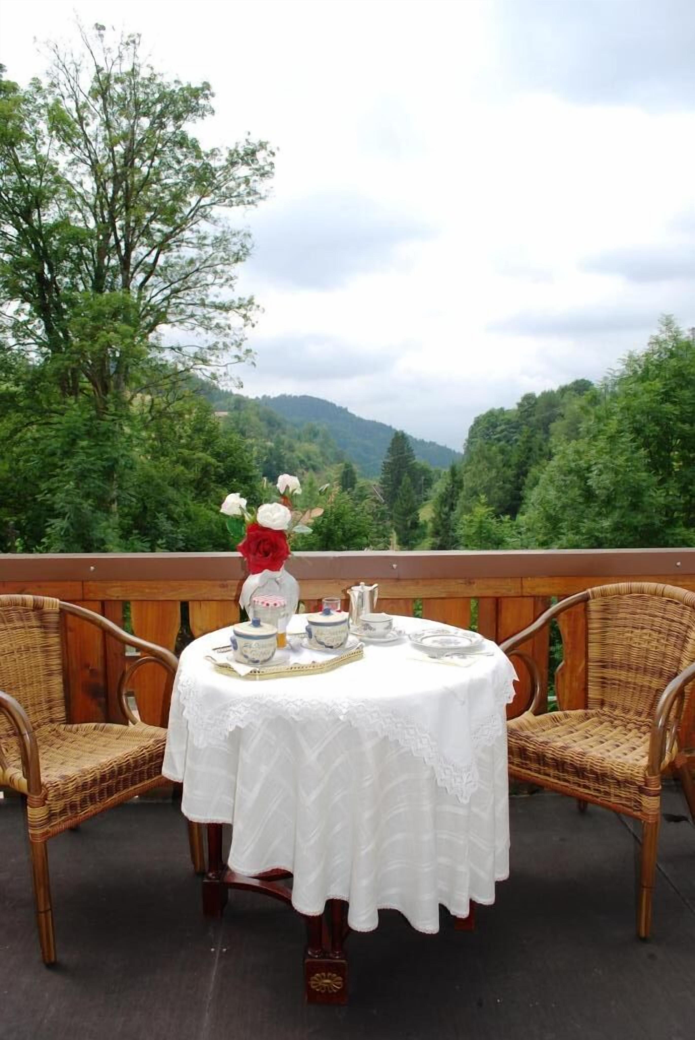 lunch, dinner served; regional cuisine, al fresco dining