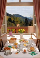 Lunch, dinner served; Regional cuisine, alfresco dining 