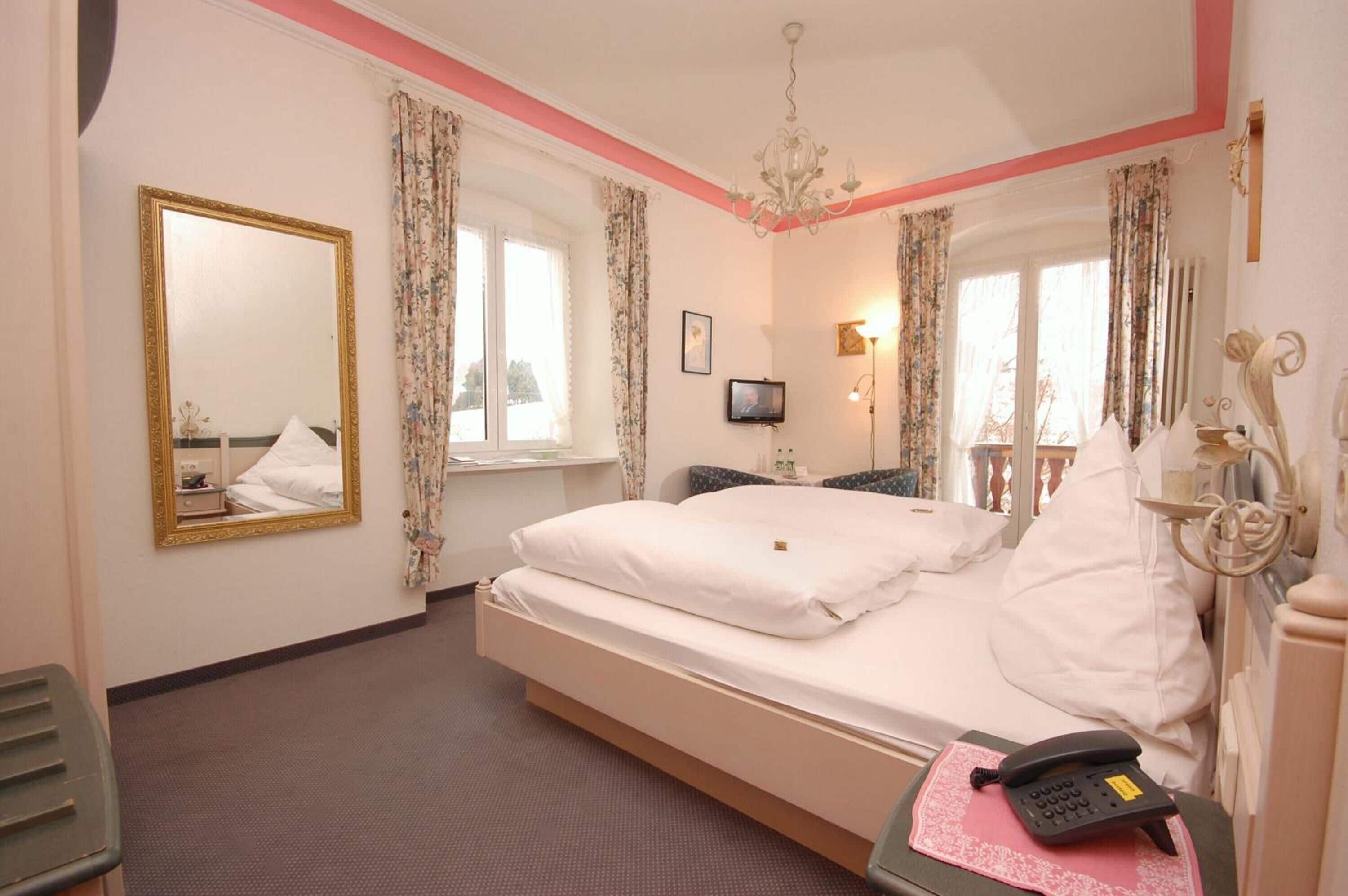 double room, balcony | hypo-allergenic bedding, iron/ironing board, travel cot, free wifi