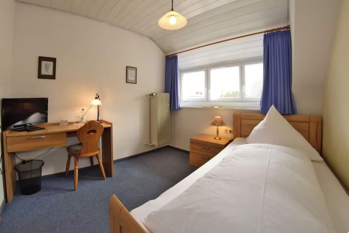 Hypo-allergenic bedding, iron/ironing board, free WiFi, bed sheets