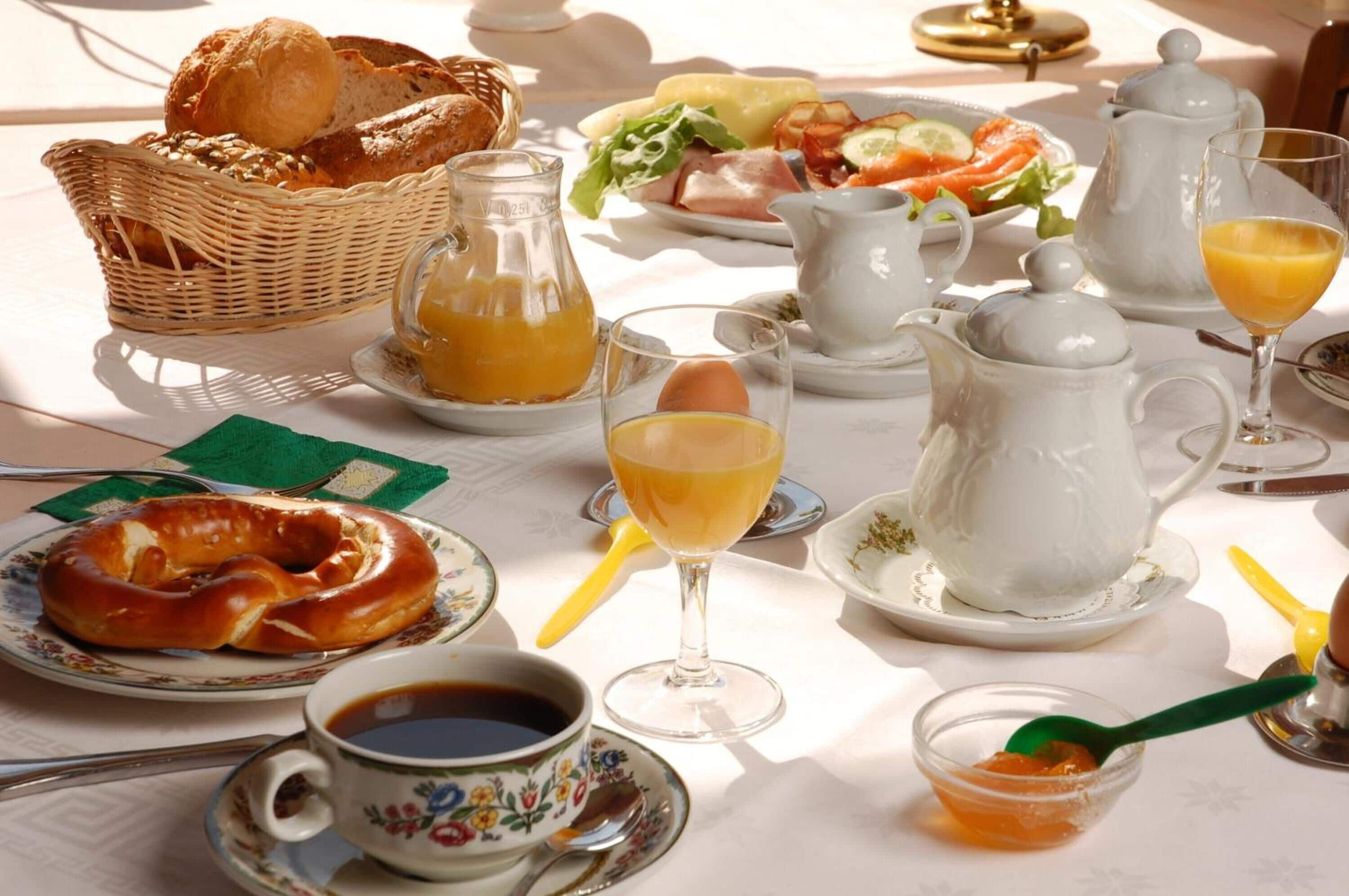 lunch, dinner served; regional cuisine, al fresco dining