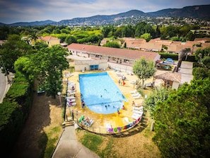 Piscine extérieure (ouverte en saison), parasols de plage