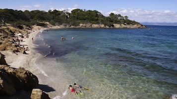 Playa en los alrededores y playa de arena blanca
