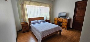 2 soverom, allergitestet sengetøy, dundyner og safe på rommet