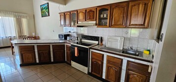 大冰箱、微波炉、烤箱、炉灶