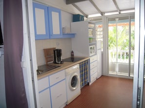 Fridge, microwave, oven, stovetop - FIRST FLOOR STUDIO IN OISEAU DES ILES ,wifi air-conditioned room, kitchen (st françois)