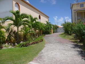 Property grounds - FIRST FLOOR STUDIO IN OISEAU DES ILES ,wifi air-conditioned room, kitchen (st françois)
