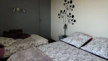 Driepersoonskamer (Rose) | Individueel gedecoreerd, individueel gemeubileerd, een bureau