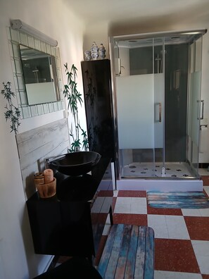 Habitación triple (Rose) | Baño | Regadera, secadora de cabello, toallas, jabón 