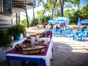 Breakfast, dinner, brunch served; local and international cuisine