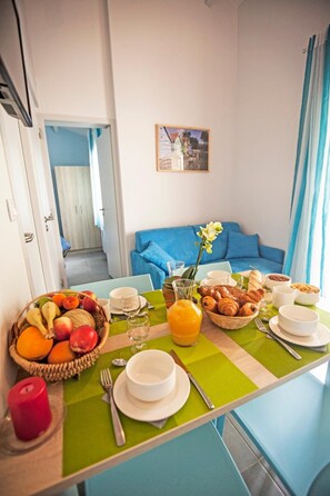 Großer Kühlschrank, Mikrowelle, Ofen, Herdplatte