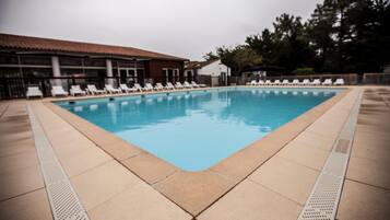 Sæsonbestemt udendørs pool, parasoller