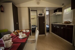 大冰箱、微波炉、烤箱、炉灶