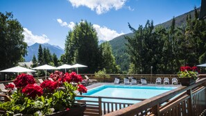 Piscine extérieure (ouverte en saison), parasols de plage
