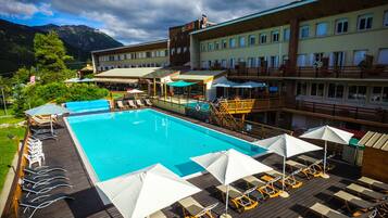 Seasonal outdoor pool, pool umbrellas, sun loungers