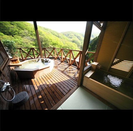 Outdoor spa tub. Okutsuchiyu Onsenkyo Sankyo no Ideyu Kotaki Onsen