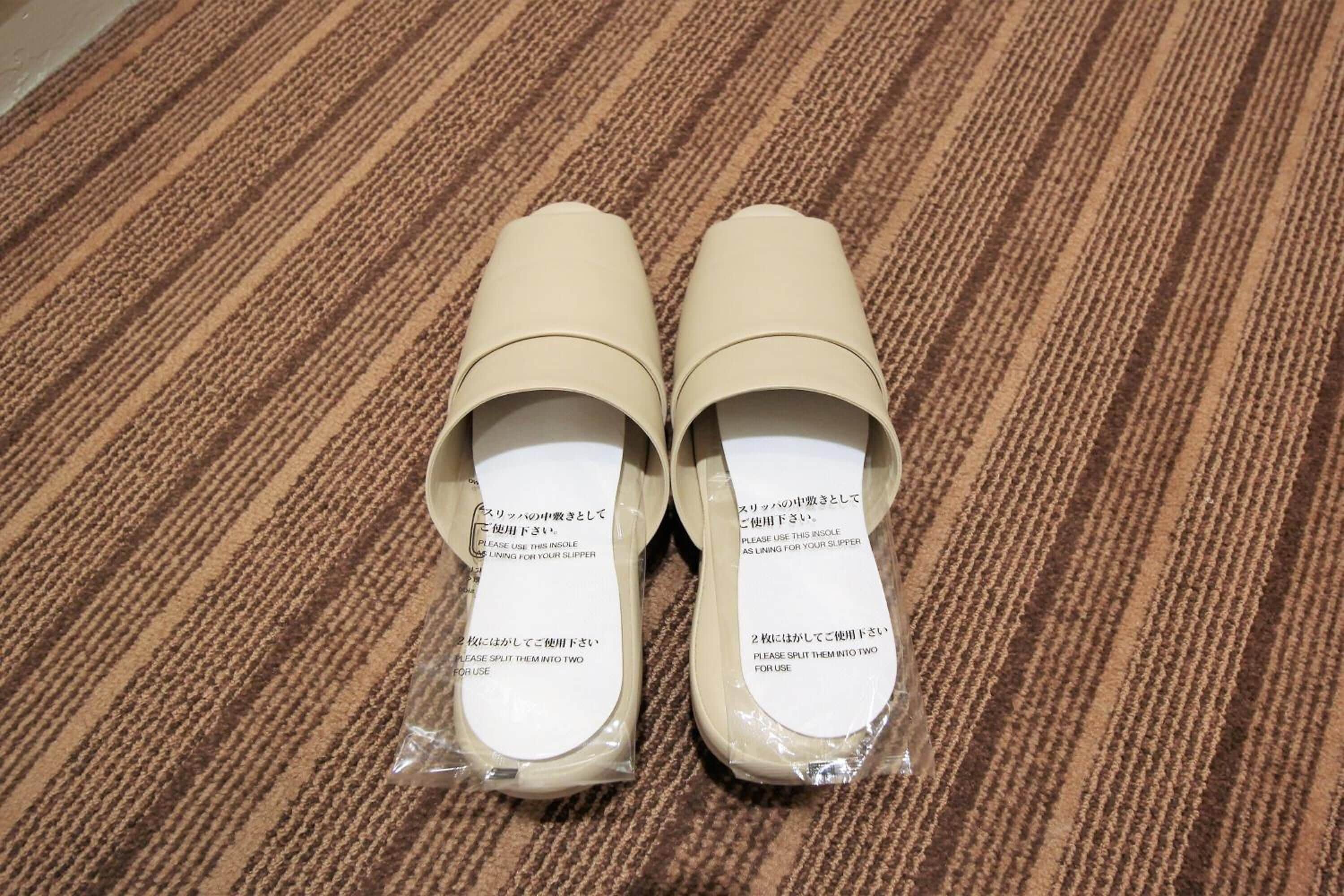 combined shower/bathtub, hair dryer, bathrobes, slippers