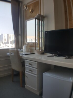 Iron/ironing board, free WiFi - Royal Hotel Shinokubo (Tokyo)