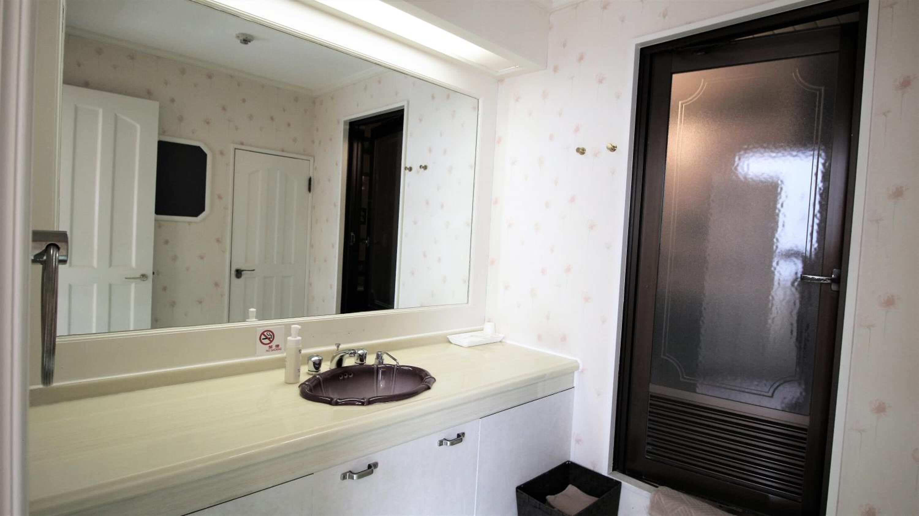 combined shower/bathtub, hair dryer, bathrobes, slippers