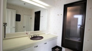 Vòi sen/bồn tắm kết hợp, máy sấy tóc, áo choàng tắm