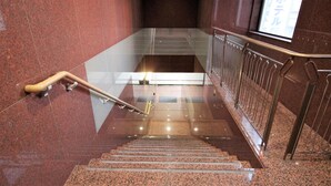 A staircase with a handrail and a glass barrier. - Royal Hotel Shinokubo (Tokyo)