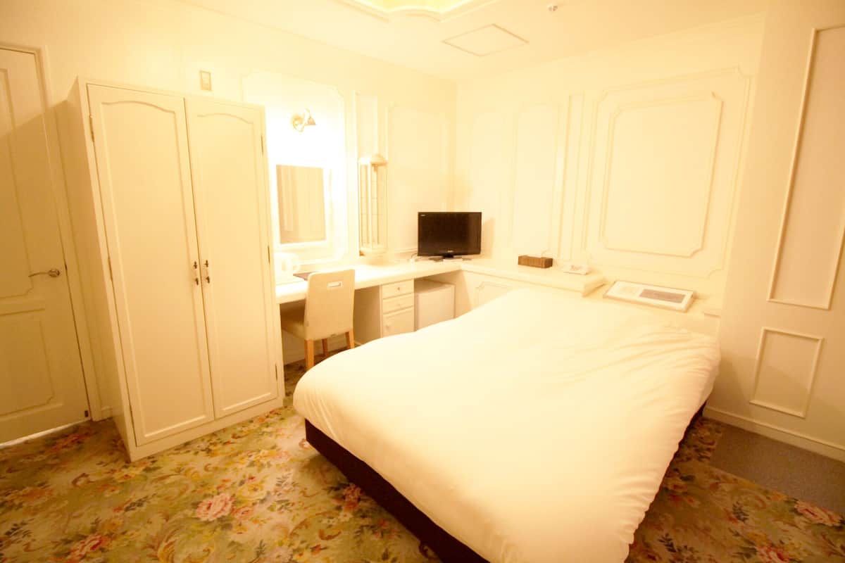 Double Room, Non Smoking | Iron/ironing board, free WiFi