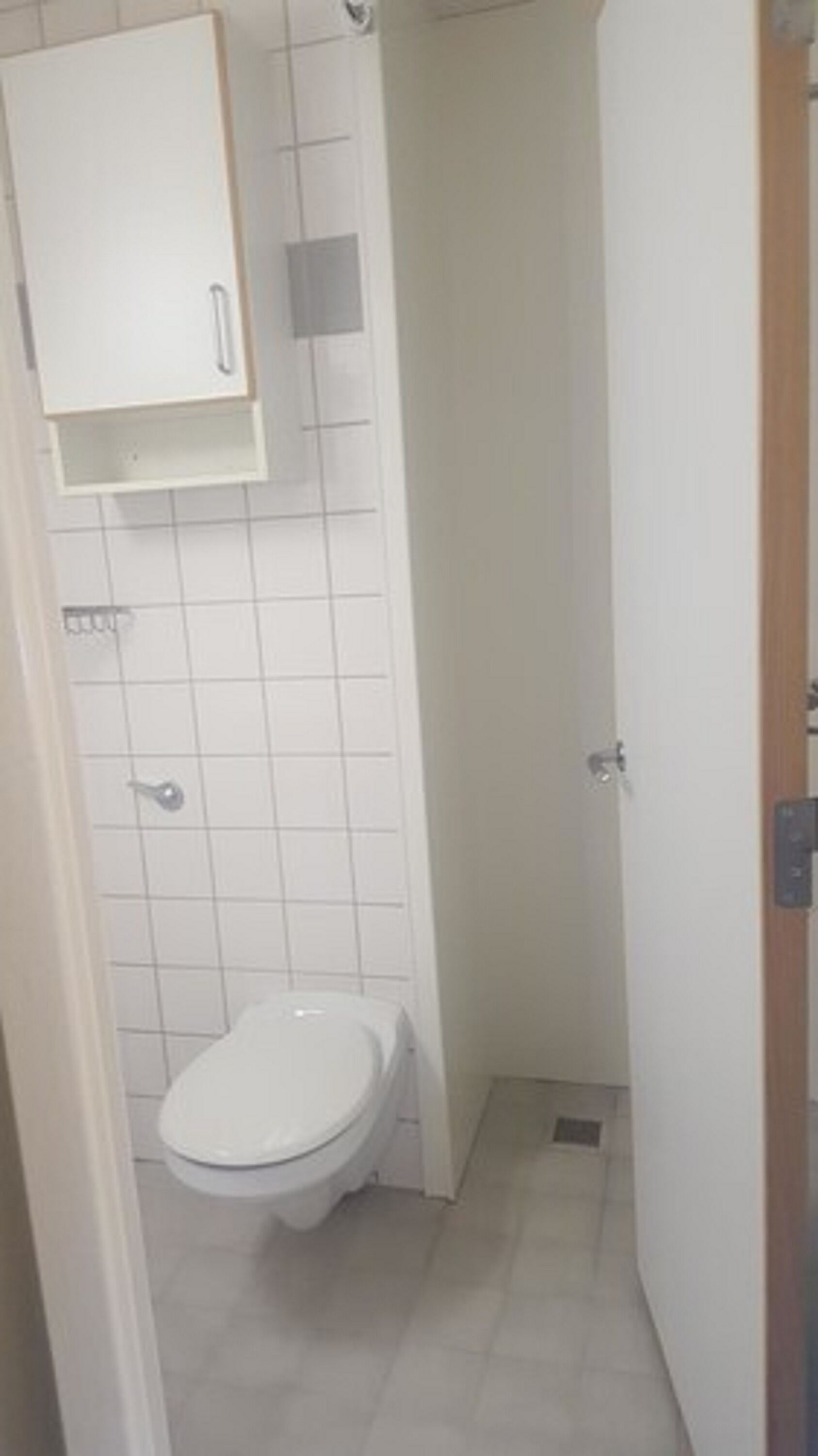 basic room | bathroom shower