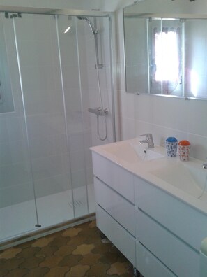Combined shower/tub, toilet paper - Villa Madinina (Puig Sec hill) (l'Escala)