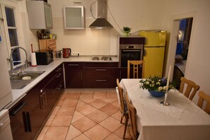 Apartemen | Dapur pribadi | Lemari es, microwave, oven, dan kompor