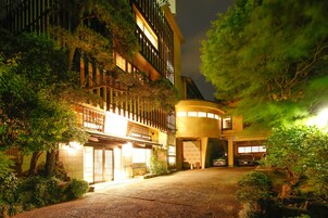 Fachada da propriedade à noite