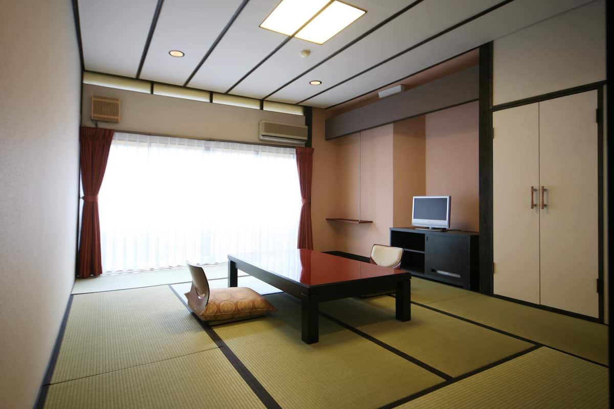 Japanese Style Twin Room with Private Toilet and Shared Bath (8 Tatami-mats)