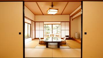 Japanese Western Style Room for 6 Guests with Private Bathroom & Yard (4F) | 1 bedroom, free WiFi
