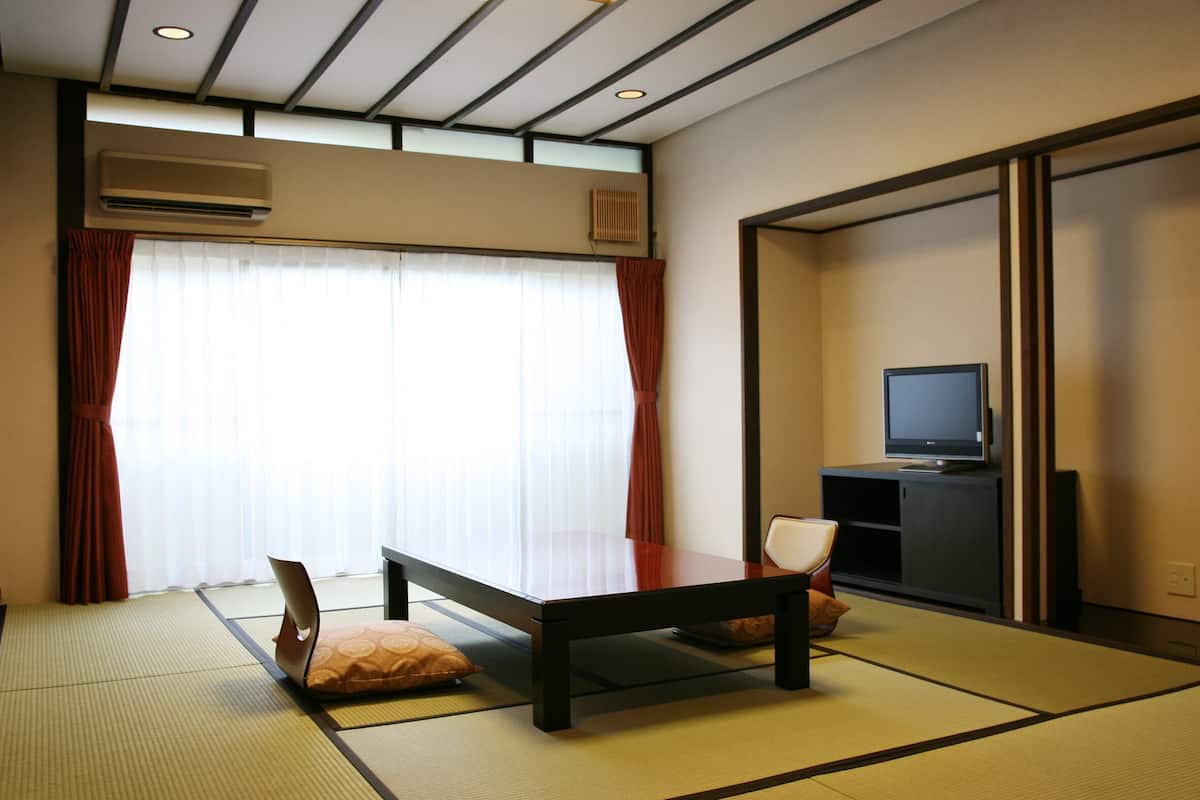 Japanese Style Twin Room with Shared Bathroom