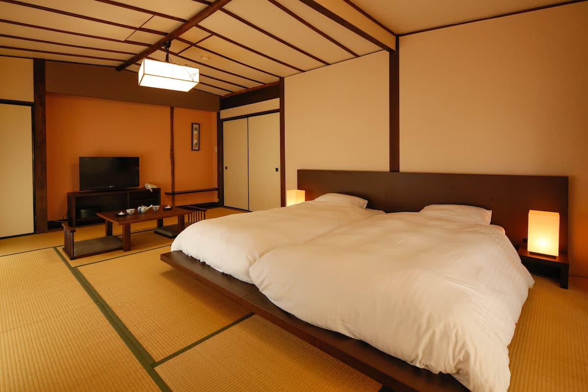 Japanese Style Twin Room with Private Toilet and Shared Bath (12 Tatami-mats)