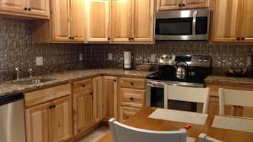 Full-sized fridge, microwave, oven, stovetop