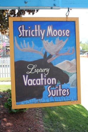 Exterior - Strictly Moose Luxury Vacation Suites (Gorham)
