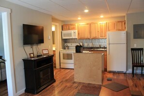 Superior Apartment, 1 Queen Bed with Sofa bed, Mountain View | Private kitchen | Full-size fridge, microwave, oven, stovetop - Strictly Moose Luxury Vacation Suites (Gorham)