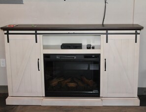 Full-size fridge, microwave, oven, stovetop - Strictly Moose Luxury Vacation Suites (Gorham)