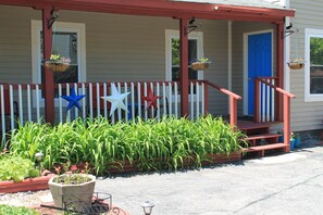 Terrace/patio - Strictly Moose Luxury Vacation Suites (Gorham)