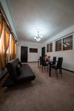 套房, 2 间卧室 | 客厅 | 平板电视