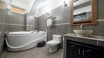 Suite | Bathroom | Free toiletries, towels