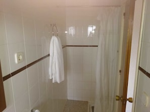Double or Twin Room | Bathroom | Rainfall showerhead, free toiletries, towels