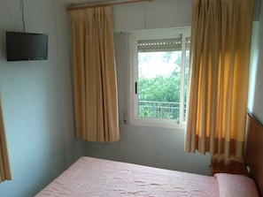 Double or Twin Room | Free cribs/infant beds, free WiFi, bed sheets