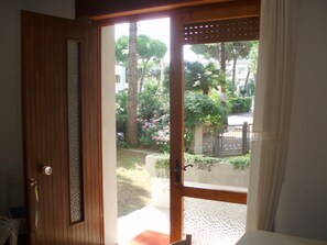 Familienapartment, 2 Schlafzimmer, Blick auf den Innenhof, Erdgeschoss | Wohnbereich | Flachbildfernseher