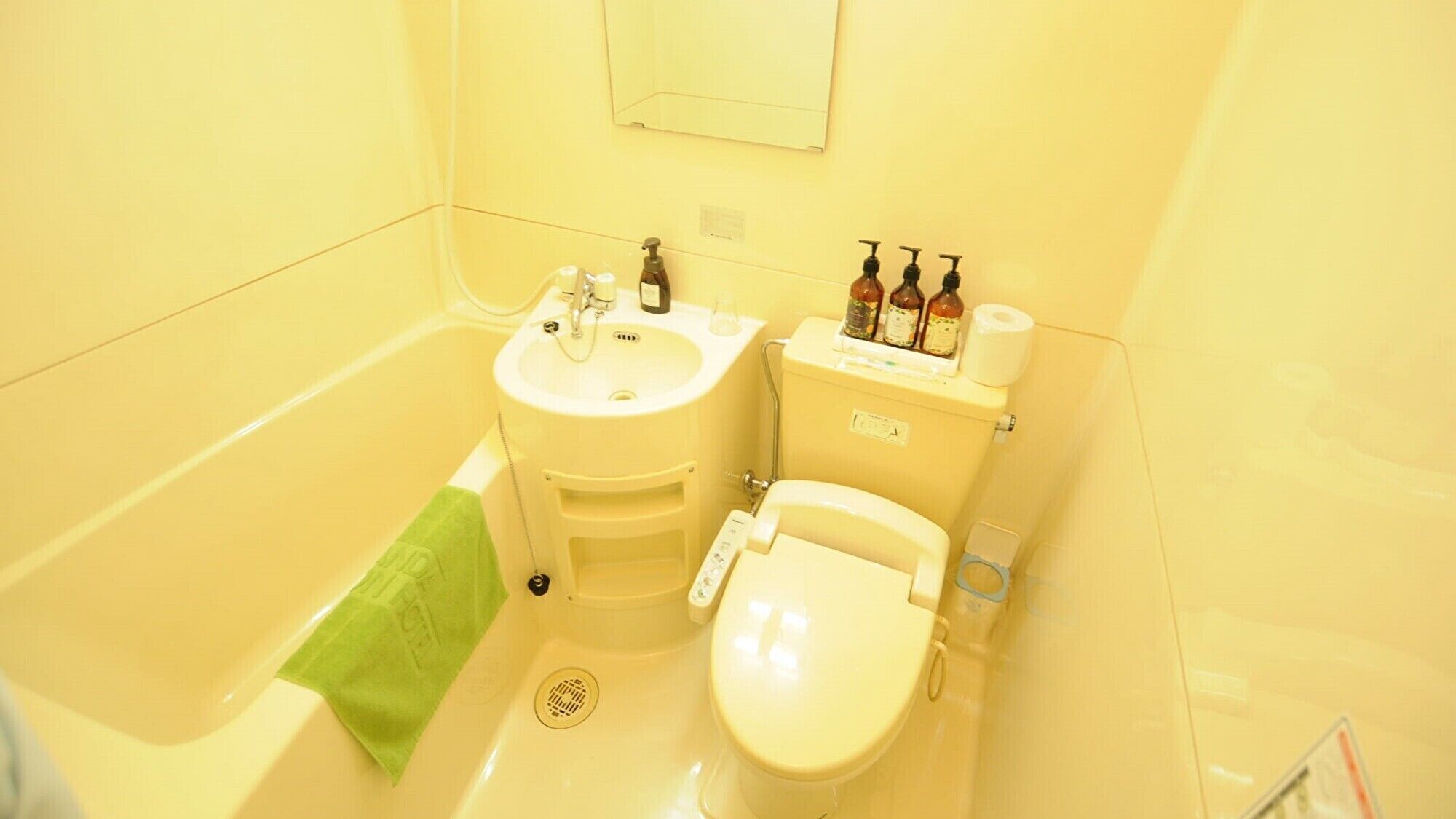 Kostenlose Toilettenartikel, Haartrockner, Hausschuhe