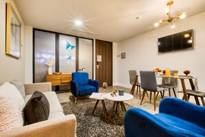 Stylish Apartment | Oppholdsrom | En 43-tommers TV med digitale kanaler samt strømmetjenester